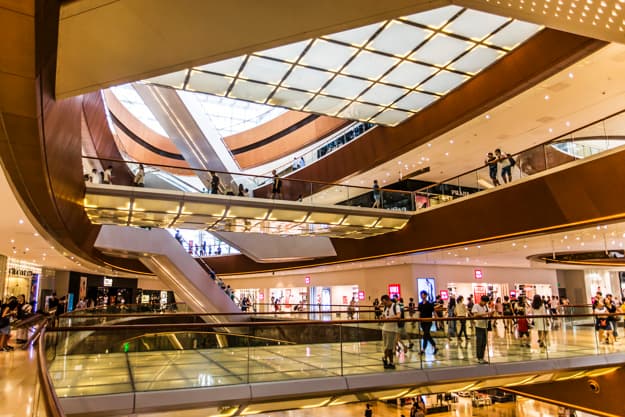Interior moderno de un centro comercial con amplia iluminación