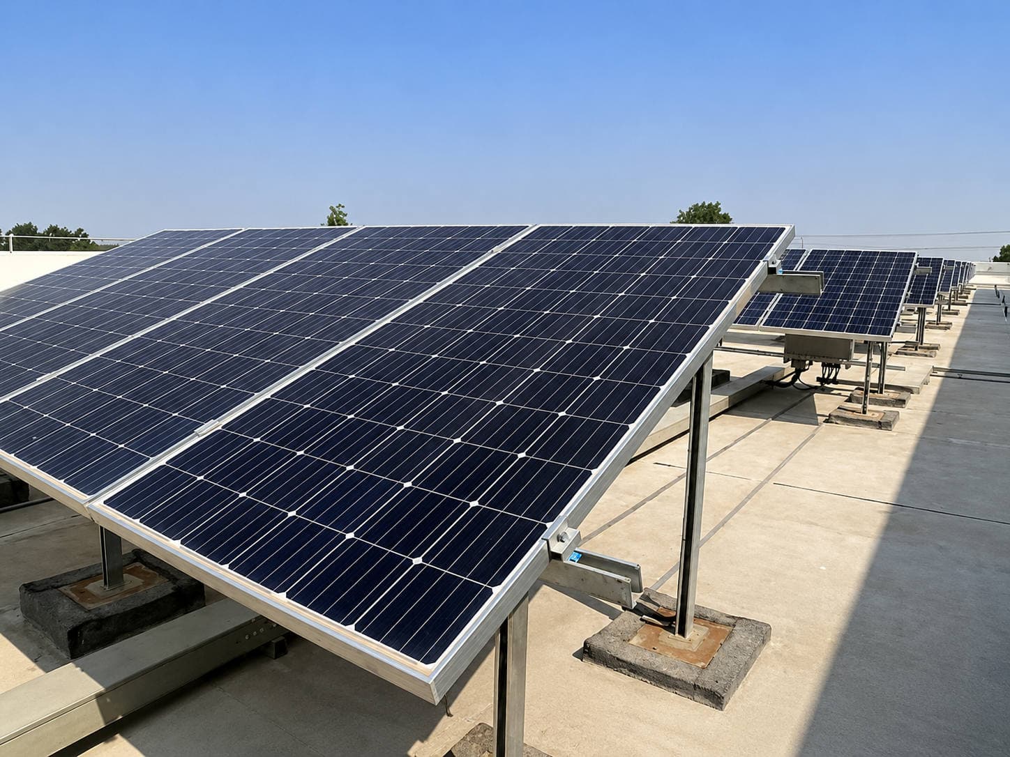 Paneles solares fotovoltaicos en un campo abierto